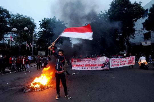 Mahasiswa UBK bakar ban di Jalan Diponegoro saat demo