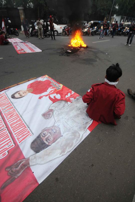 Mahasiswa UBK bakar ban di Jalan Diponegoro saat demo