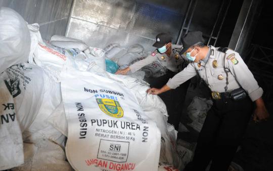 Gudang pengoplosan pupuk bersubsidi digerebek Polisi