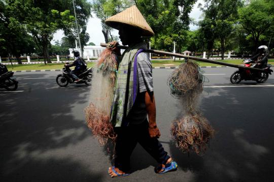 Ratusan nelayan Cirebon demo di Istana Presiden