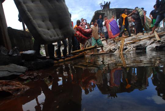 Pasca tanggul jebol, warga Angke gotong royong evakuasi barang