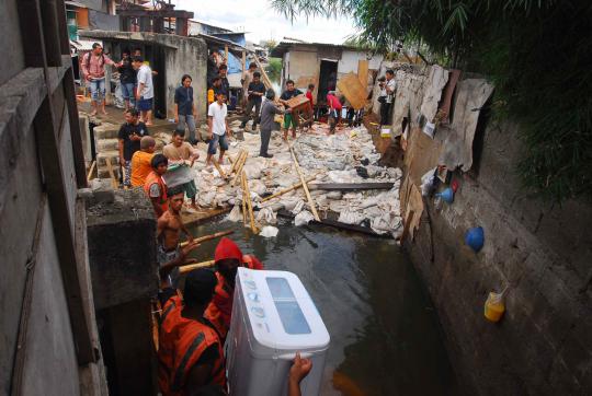 Pasca tanggul jebol, warga Angke gotong royong evakuasi barang