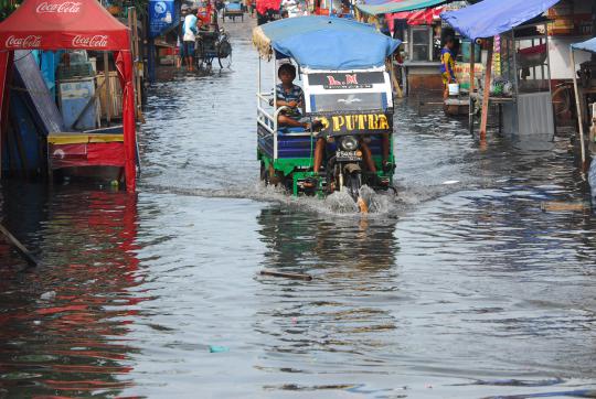 Tanggul jebol, jalan di Muara Angke terendam banjir