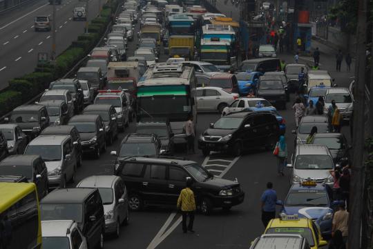 Demo blokir tol bikin Jakarta macet parah di Jumat pagi