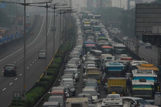 Demo blokir tol bikin Jakarta macet parah di Jumat pagi