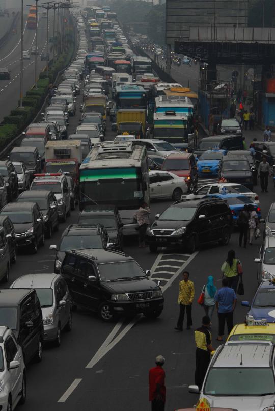 Demo blokir tol bikin Jakarta macet parah di Jumat pagi