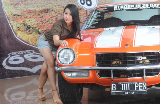 Model seksi dan mobil antik di JI-Expo Kemayoran