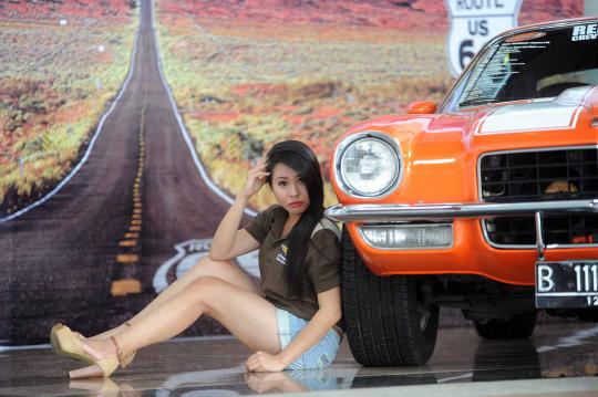 Model seksi dan mobil antik di JI-Expo Kemayoran