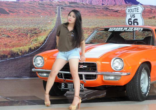 Model seksi dan mobil antik di JI-Expo Kemayoran