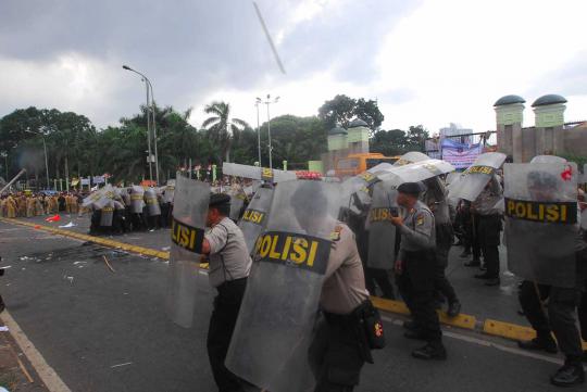 Bentrok massa perangkat desa dengan polisi 