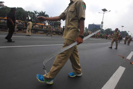 Bentrok massa perangkat desa dengan polisi 