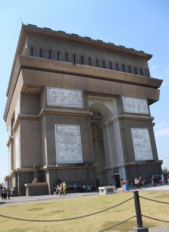 Monumen Simpanglima Gumul mirip monumen di Paris