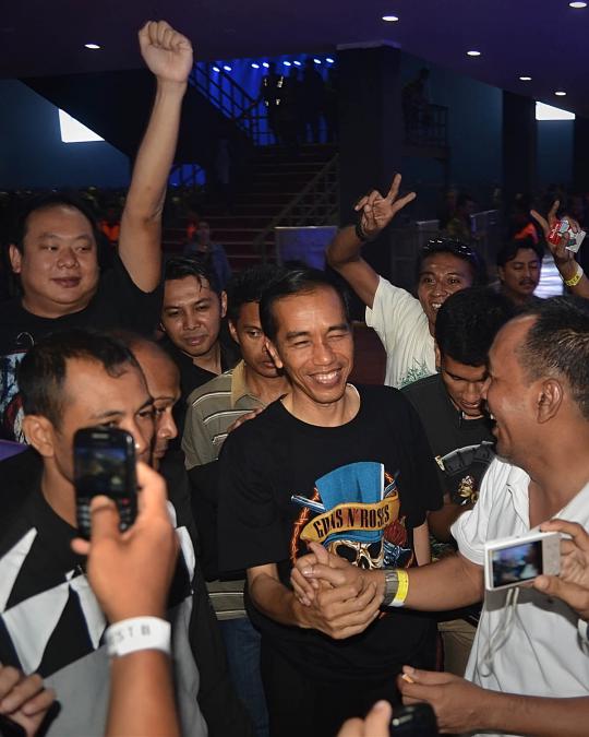 Berkaos GNR, Jokowi bergoyang di konser Guns N Roses