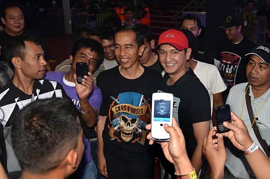 Berkaos GNR, Jokowi bergoyang di konser Guns N Roses