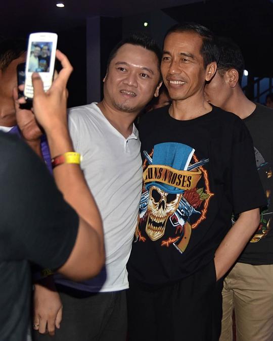 Berkaos GNR, Jokowi bergoyang di konser Guns N Roses