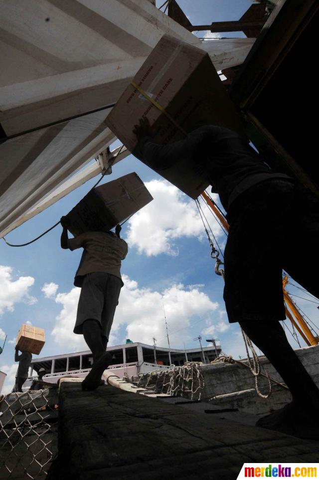 Foto Kesibukan pengangkut barang di Sunda Kelapa jelang Foto Kesibukan pengangkut barang di Sunda Kelapa jelang