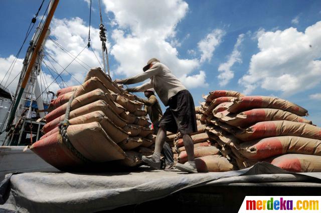 Foto Kesibukan pengangkut barang di Sunda  Kelapa  jelang 