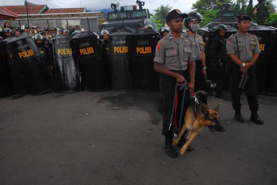 Usai sidang Aceng, warga dan polisi dzikir bersama