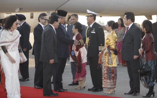 Tiba di India, Presiden SBY disambut kalungan bunga