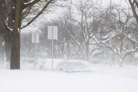 Ratusan mobil terkubur salju