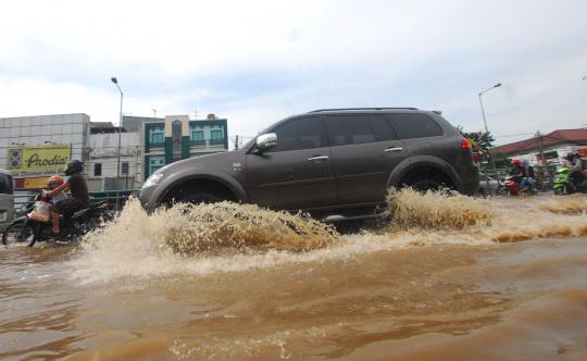 Jalan Raya Kp Melayu terendam banjir kiriman Bogor
