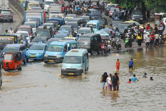 Jalan Raya Kp Melayu terendam banjir kiriman Bogor