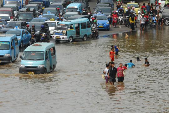 Jalan Raya Kp Melayu terendam banjir kiriman Bogor