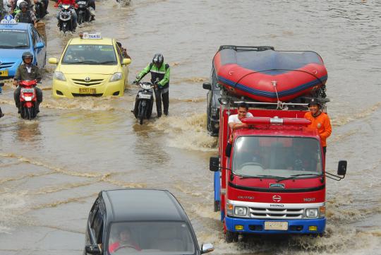 Jalan Raya Kp Melayu terendam banjir kiriman Bogor