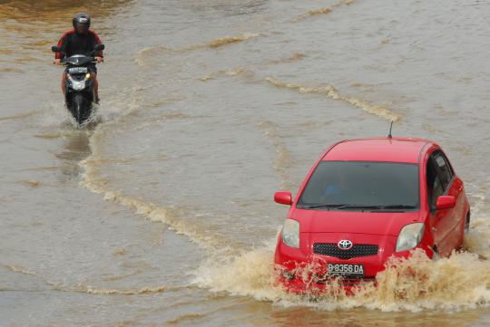 Jalan Raya Kp Melayu terendam banjir kiriman Bogor