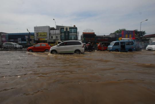 Jalan Raya Kp Melayu terendam banjir kiriman Bogor