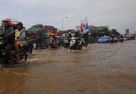 Jalan Raya Kp Melayu terendam banjir kiriman Bogor
