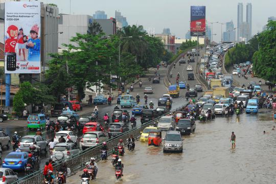 Jalan Raya Kp Melayu terendam banjir kiriman Bogor