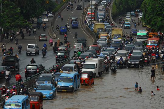 Jalan Raya Kp Melayu terendam banjir kiriman Bogor