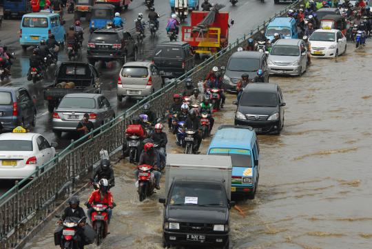 Jalan Raya Kp Melayu terendam banjir kiriman Bogor