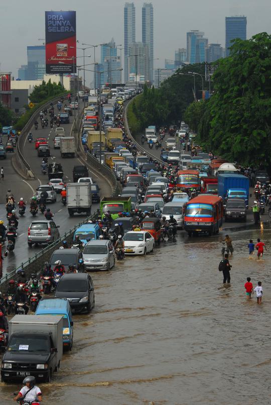 Jalan Raya Kp Melayu terendam banjir kiriman Bogor