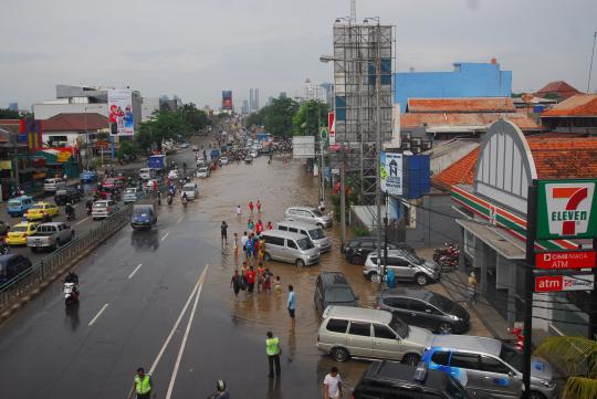 Jalan Raya Kp Melayu terendam banjir kiriman Bogor