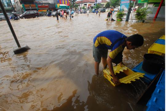 Jalan Raya Kp Melayu terendam banjir kiriman Bogor