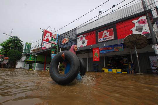 Jalan Raya Kp Melayu terendam banjir kiriman Bogor