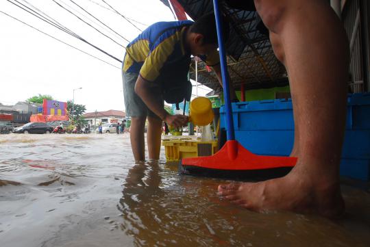 Jalan Raya Kp Melayu terendam banjir kiriman Bogor