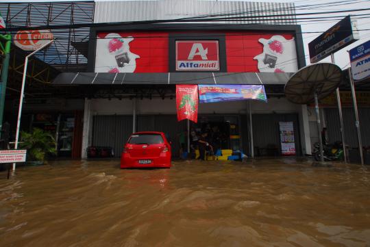 Jalan Raya Kp Melayu terendam banjir kiriman Bogor