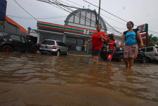 Jalan Raya Kp Melayu terendam banjir kiriman Bogor