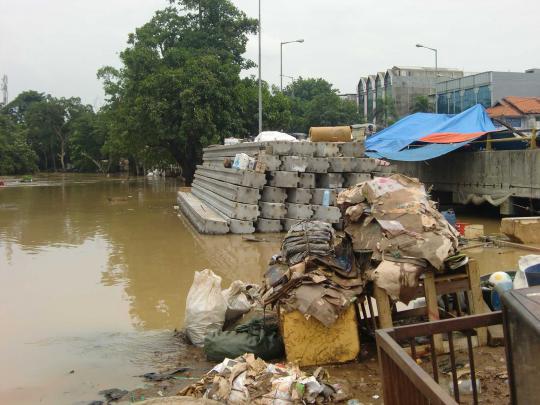 Banjir usir puluhan penghuni kolong jembatan Kampung Melayu