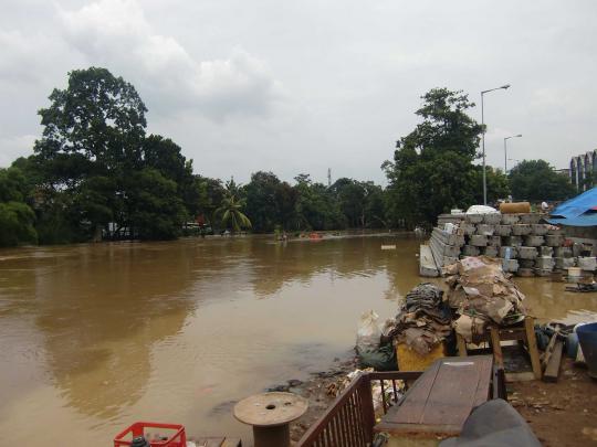 Banjir usir puluhan penghuni kolong jembatan Kampung Melayu