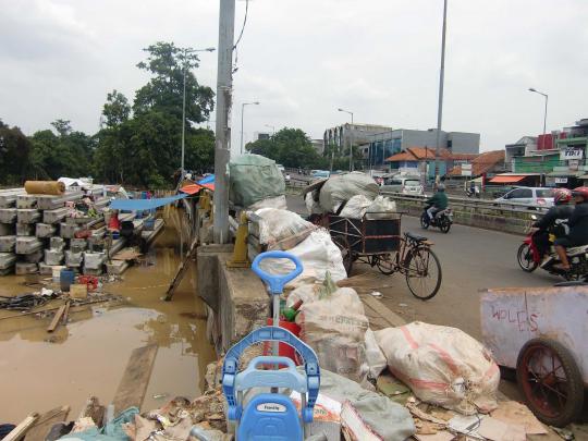 Banjir usir puluhan penghuni kolong jembatan Kampung Melayu