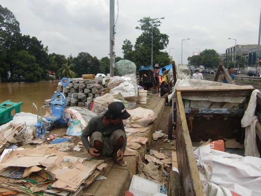 Banjir usir puluhan penghuni kolong jembatan Kampung Melayu