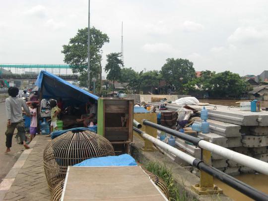 Banjir usir puluhan penghuni kolong jembatan Kampung Melayu