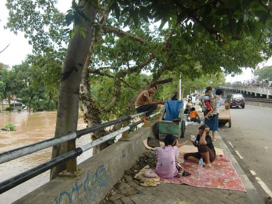 Banjir usir puluhan penghuni kolong jembatan Kampung Melayu