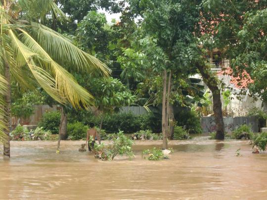 Banjir usir puluhan penghuni kolong jembatan Kampung Melayu