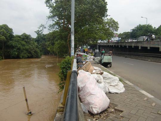 Banjir usir puluhan penghuni kolong jembatan Kampung Melayu