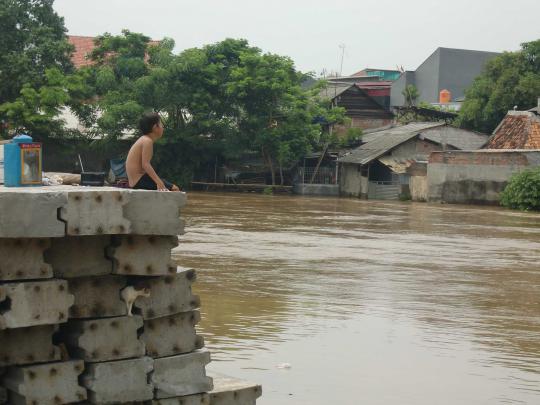 Banjir usir puluhan penghuni kolong jembatan Kampung Melayu
